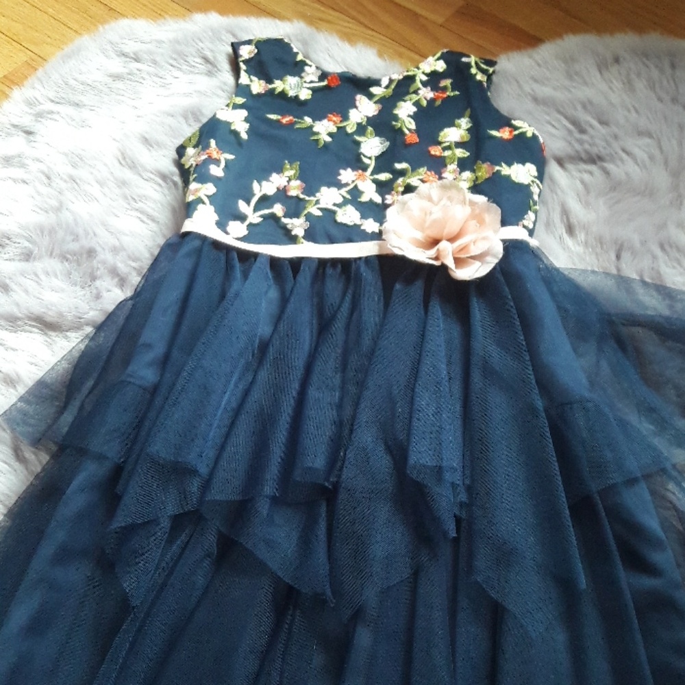 A Navy blue dress that has flowers